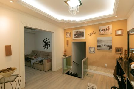 Casa à venda com 318m², 4 quartos e 3 vagas Casa à venda com 318m², 4 quartos e 3 vagasCorredor