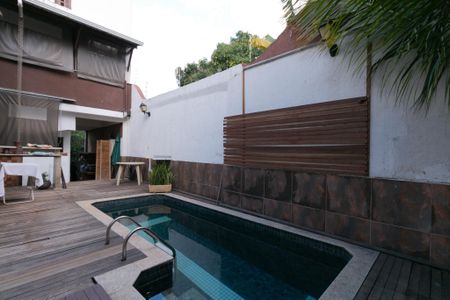 Casa à venda com 318m², 4 quartos e 3 vagas Casa à venda com 318m², 4 quartos e 3 vagasÁrea comum