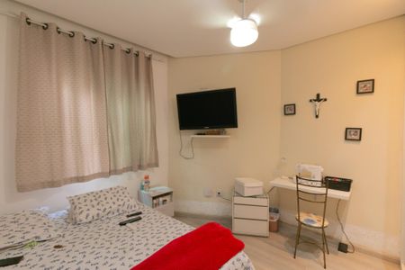 Casa à venda com 318m², 4 quartos e 3 vagas Casa à venda com 318m², 4 quartos e 3 vagasQuarto 4