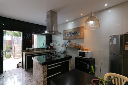 Casa à venda com 318m², 4 quartos e 3 vagas Casa à venda com 318m², 4 quartos e 3 vagasCozinha