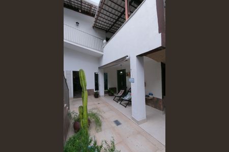 Casa à venda com 318m², 4 quartos e 3 vagas Casa à venda com 318m², 4 quartos e 3 vagasÁrea comum