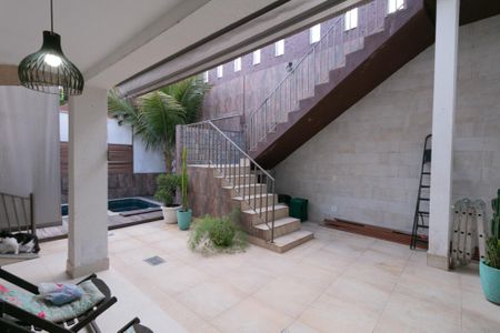 Casa à venda com 318m², 4 quartos e 3 vagas Casa à venda com 318m², 4 quartos e 3 vagasÁrea comum