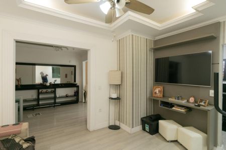 Casa à venda com 318m², 4 quartos e 3 vagas Casa à venda com 318m², 4 quartos e 3 vagasSala