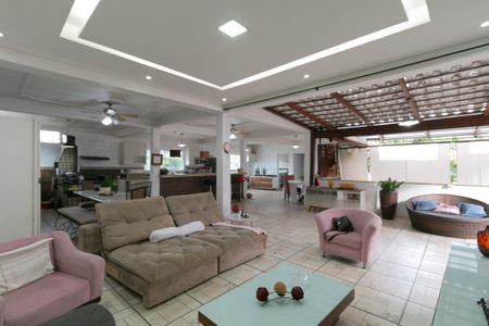 Casa à venda com 318m², 4 quartos e 3 vagas Casa à venda com 318m², 4 quartos e 3 vagasCobertura - Sala/cozinha