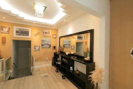 Casa à venda com 318m², 4 quartos e 3 vagas Casa à venda com 318m², 4 quartos e 3 vagasCorredor