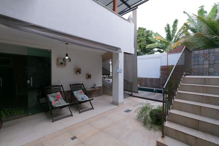 Casa à venda com 318m², 4 quartos e 3 vagas Casa à venda com 318m², 4 quartos e 3 vagasÁrea comum