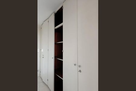 Apartamento à venda com 338m², 4 quartos e 3 vagas Apartamento à venda com 338m², 4 quartos e 3 vagasDespensa