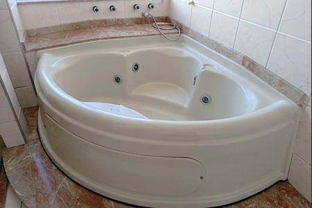 Apartamento à venda com 338m², 4 quartos e 3 vagas Apartamento à venda com 338m², 4 quartos e 3 vagasBanheiro da Suíte 1