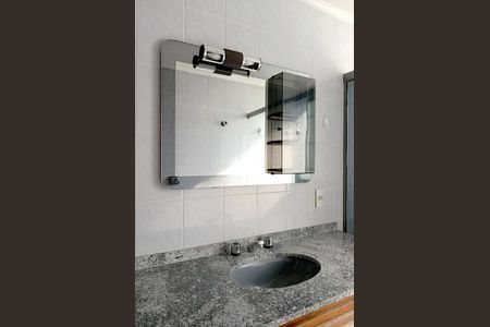 Apartamento à venda com 338m², 4 quartos e 3 vagas Apartamento à venda com 338m², 4 quartos e 3 vagasBanheiro da Suíte 2