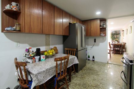 Casa de condomínio à venda com 300m², 4 quartos e 4 vagas Casa de condomínio à venda com 300m², 4 quartos e 4 vagasCozinha