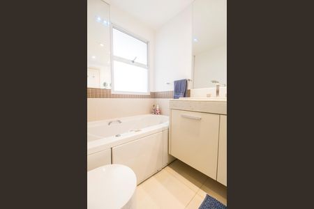 Apartamento para alugar com 232m², 3 quartos e 3 vagas Apartamento para alugar com 232m², 3 quartos e 3 vagasBanheiro da Suíte 1