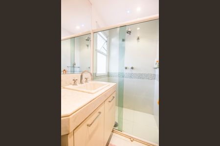 Apartamento para alugar com 232m², 3 quartos e 3 vagas Apartamento para alugar com 232m², 3 quartos e 3 vagasBanheiro da Suíte 2