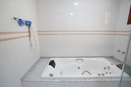 Casa para alugar com 297m², 3 quartos e 3 vagas Casa para alugar com 297m², 3 quartos e 3 vagasBanheiro do Quarto Suíte 1