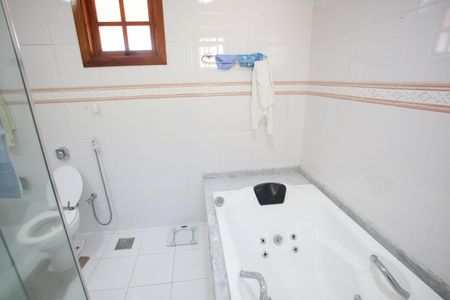 Casa para alugar com 297m², 3 quartos e 3 vagas Casa para alugar com 297m², 3 quartos e 3 vagasBanheiro do Quarto Suíte 1