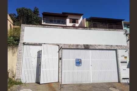 Casa para alugar com 297m², 3 quartos e 3 vagas Casa para alugar com 297m², 3 quartos e 3 vagasFachada