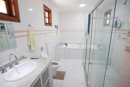Casa para alugar com 297m², 3 quartos e 3 vagas Casa para alugar com 297m², 3 quartos e 3 vagasBanheiro do Quarto Suíte 1