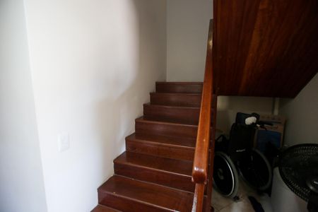 Casa para alugar com 297m², 3 quartos e 3 vagas Casa para alugar com 297m², 3 quartos e 3 vagasEscada