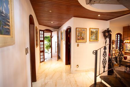 Casa à venda com 370m², 4 quartos e 6 vagas Casa à venda com 370m², 4 quartos e 6 vagasSala