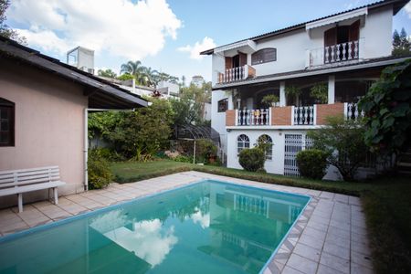 Casa à venda com 370m², 4 quartos e 6 vagas Casa à venda com 370m², 4 quartos e 6 vagasÁrea externa