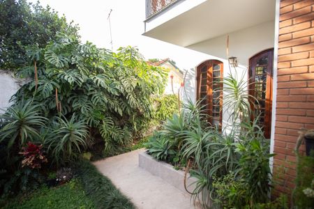 Casa à venda com 370m², 4 quartos e 6 vagas Casa à venda com 370m², 4 quartos e 6 vagasFrente