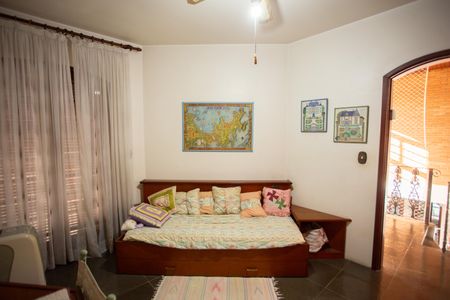 Casa à venda com 370m², 4 quartos e 6 vagas Casa à venda com 370m², 4 quartos e 6 vagasQuarto