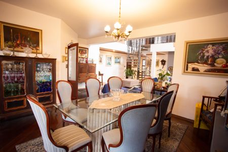 Casa à venda com 370m², 4 quartos e 6 vagas Casa à venda com 370m², 4 quartos e 6 vagasSala de Jantar