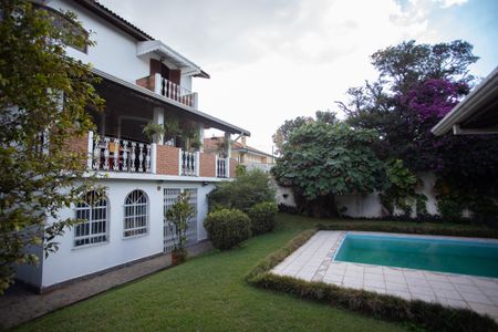 Casa à venda com 370m², 4 quartos e 6 vagas Casa à venda com 370m², 4 quartos e 6 vagasÁrea externa