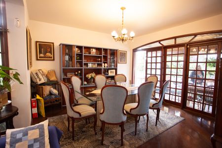 Casa à venda com 370m², 4 quartos e 6 vagas Casa à venda com 370m², 4 quartos e 6 vagasSala de Jantar