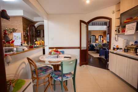 Casa à venda com 370m², 4 quartos e 6 vagas Casa à venda com 370m², 4 quartos e 6 vagasCozinha