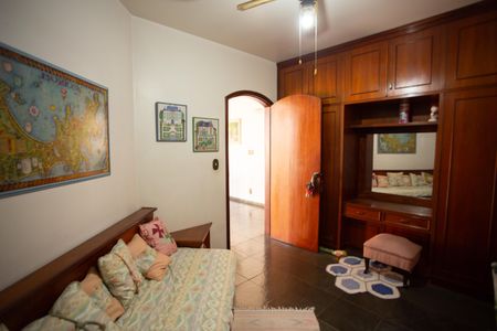 Casa à venda com 370m², 4 quartos e 6 vagas Casa à venda com 370m², 4 quartos e 6 vagasQuarto