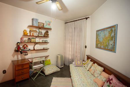 Casa à venda com 370m², 4 quartos e 6 vagas Casa à venda com 370m², 4 quartos e 6 vagasQuarto