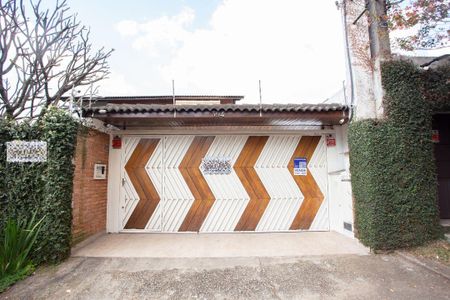 Casa à venda com 370m², 4 quartos e 6 vagas Casa à venda com 370m², 4 quartos e 6 vagasFachada + Plaquinha