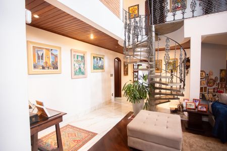 Casa à venda com 370m², 4 quartos e 6 vagas Casa à venda com 370m², 4 quartos e 6 vagasSala