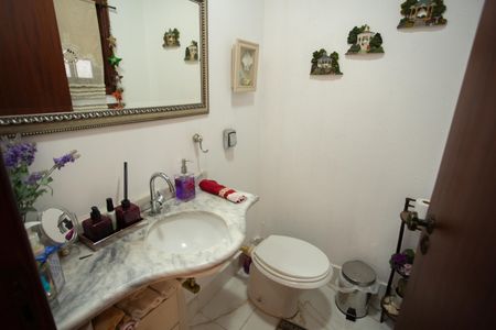 Casa à venda com 370m², 4 quartos e 6 vagas Casa à venda com 370m², 4 quartos e 6 vagasLavabo