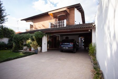 Casa à venda com 370m², 4 quartos e 6 vagas Casa à venda com 370m², 4 quartos e 6 vagasFrente