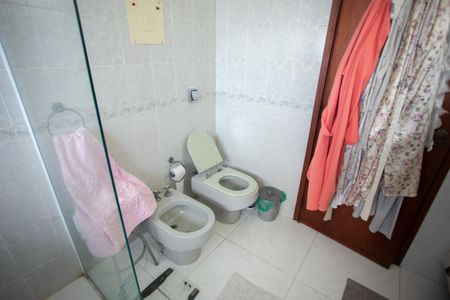 Casa à venda com 370m², 4 quartos e 6 vagas Casa à venda com 370m², 4 quartos e 6 vagasBanheiro da Suíte 1