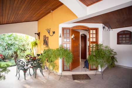 Casa à venda com 370m², 4 quartos e 6 vagas Casa à venda com 370m², 4 quartos e 6 vagasFrente