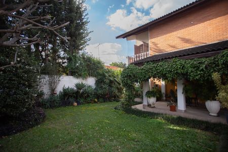 Casa à venda com 370m², 4 quartos e 6 vagas Casa à venda com 370m², 4 quartos e 6 vagasFrente