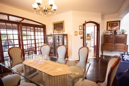 Casa à venda com 370m², 4 quartos e 6 vagas Casa à venda com 370m², 4 quartos e 6 vagasSala de Jantar