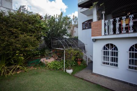 Casa à venda com 370m², 4 quartos e 6 vagas Casa à venda com 370m², 4 quartos e 6 vagasÁrea externa