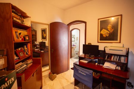 Casa à venda com 370m², 4 quartos e 6 vagas Casa à venda com 370m², 4 quartos e 6 vagasEscritório