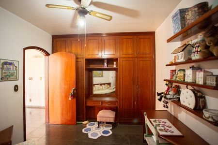 Casa à venda com 370m², 4 quartos e 6 vagas Casa à venda com 370m², 4 quartos e 6 vagasQuarto