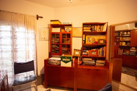 Casa à venda com 370m², 4 quartos e 6 vagas Casa à venda com 370m², 4 quartos e 6 vagasEscritório