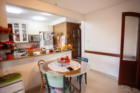 Casa à venda com 370m², 4 quartos e 6 vagas Casa à venda com 370m², 4 quartos e 6 vagasCozinha