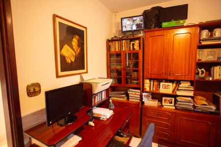 Casa à venda com 370m², 4 quartos e 6 vagas Casa à venda com 370m², 4 quartos e 6 vagasEscritório