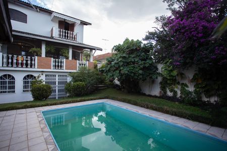 Casa à venda com 370m², 4 quartos e 6 vagas Casa à venda com 370m², 4 quartos e 6 vagasÁrea externa