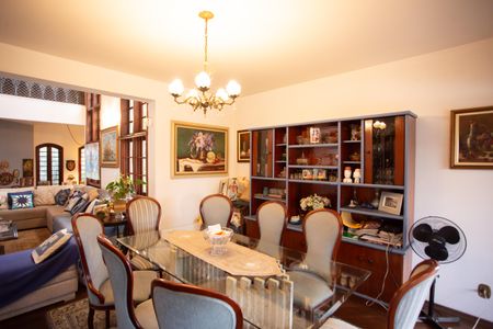 Casa à venda com 370m², 4 quartos e 6 vagas Casa à venda com 370m², 4 quartos e 6 vagasSala de Jantar