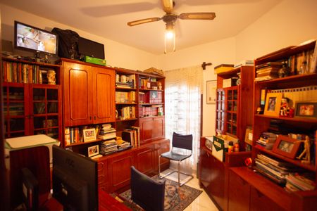 Casa à venda com 370m², 4 quartos e 6 vagas Casa à venda com 370m², 4 quartos e 6 vagasEscritório