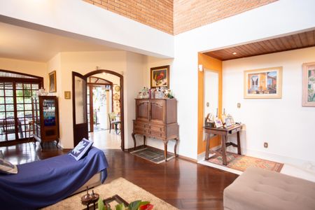 Casa à venda com 370m², 4 quartos e 6 vagas Casa à venda com 370m², 4 quartos e 6 vagasSala