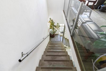 Casa à venda com 200m², 3 quartos e 2 vagasEscada